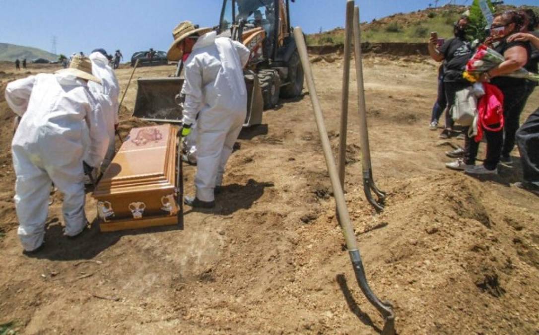 FOTOS: Tristeza y desolación en cementerios del mundo que reciben a víctimas de la pandemia