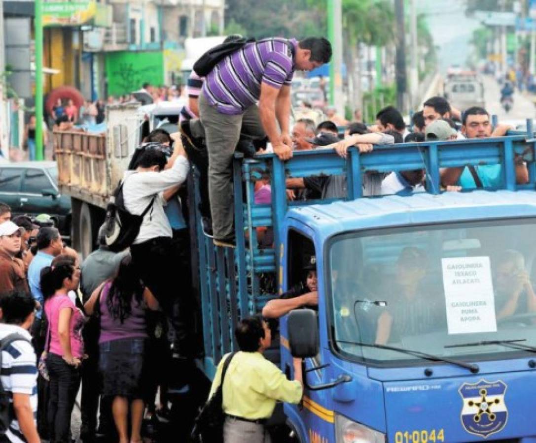 Salvadoreños desafían boicot de transporte impuesto por pandillas