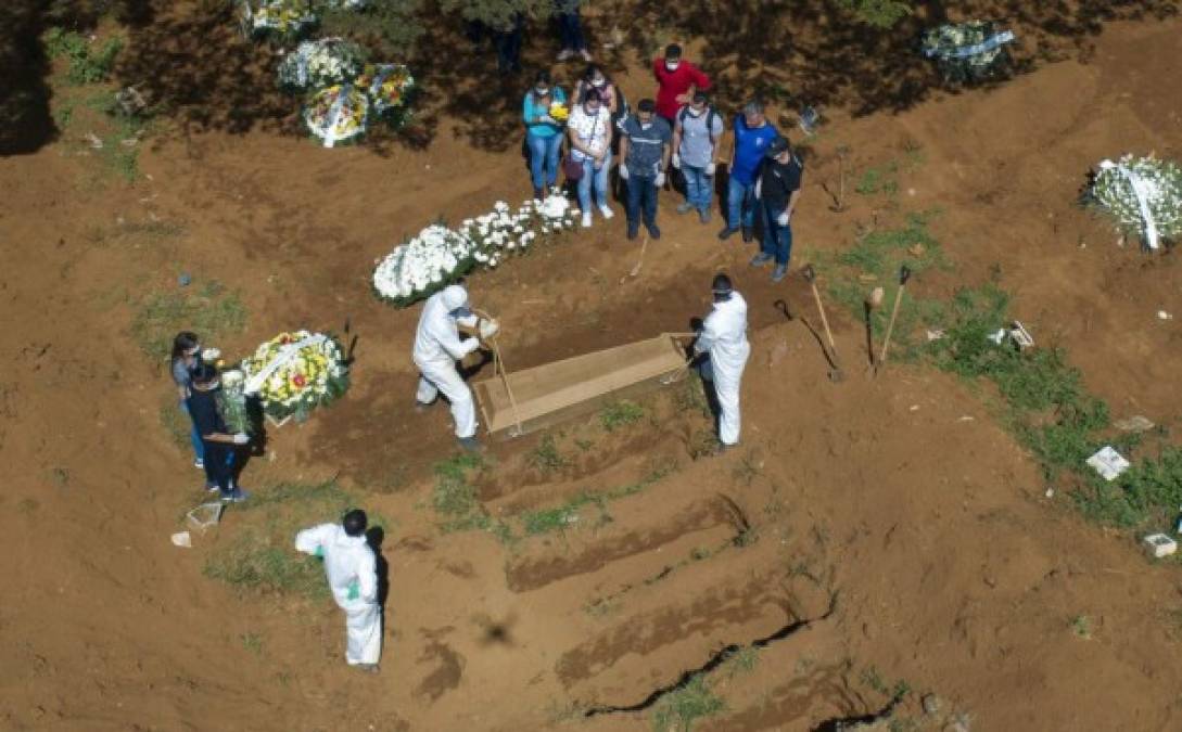 Impactante: El cementerio más grande de Brasil donde entierran muertos por Covid-19