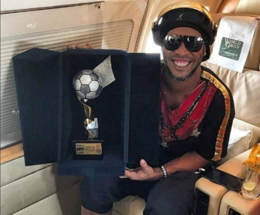 Ronaldinho muestra su magia en Barcelona a unos días de llegar a Honduras