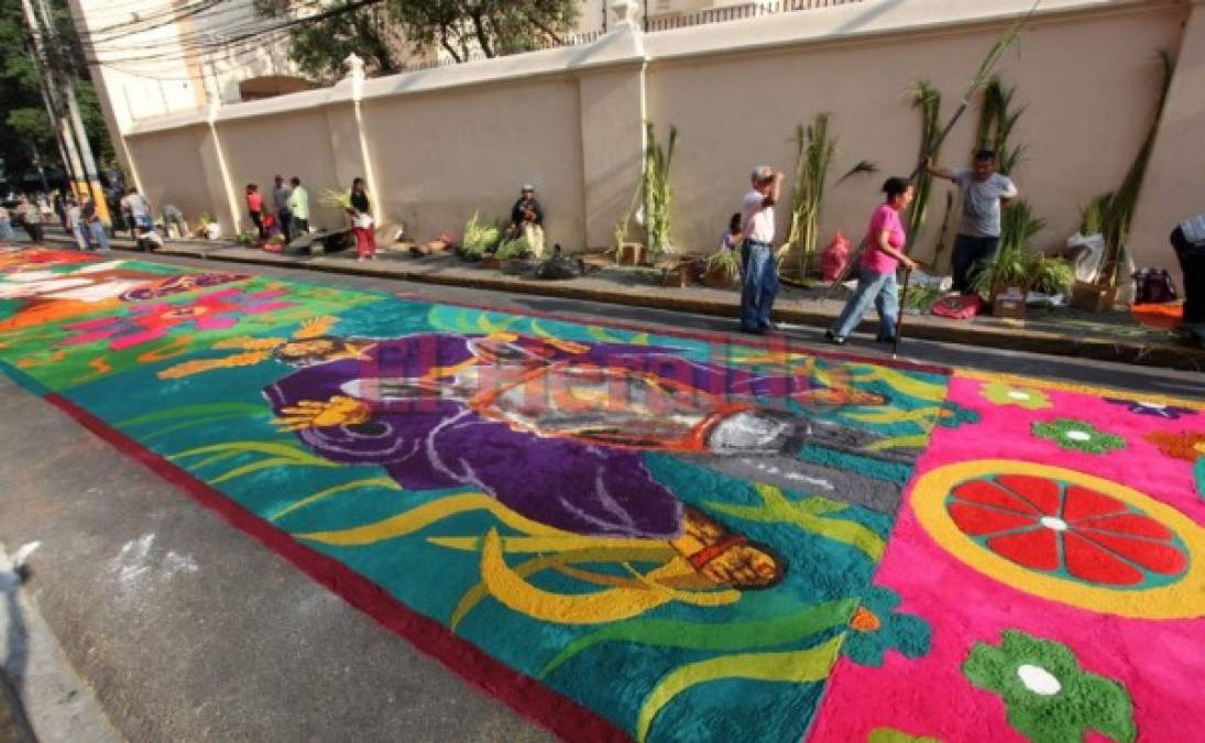 Color y tradición, las alfombras de aserrín que engalanan la Semana Santa (FOTOS)