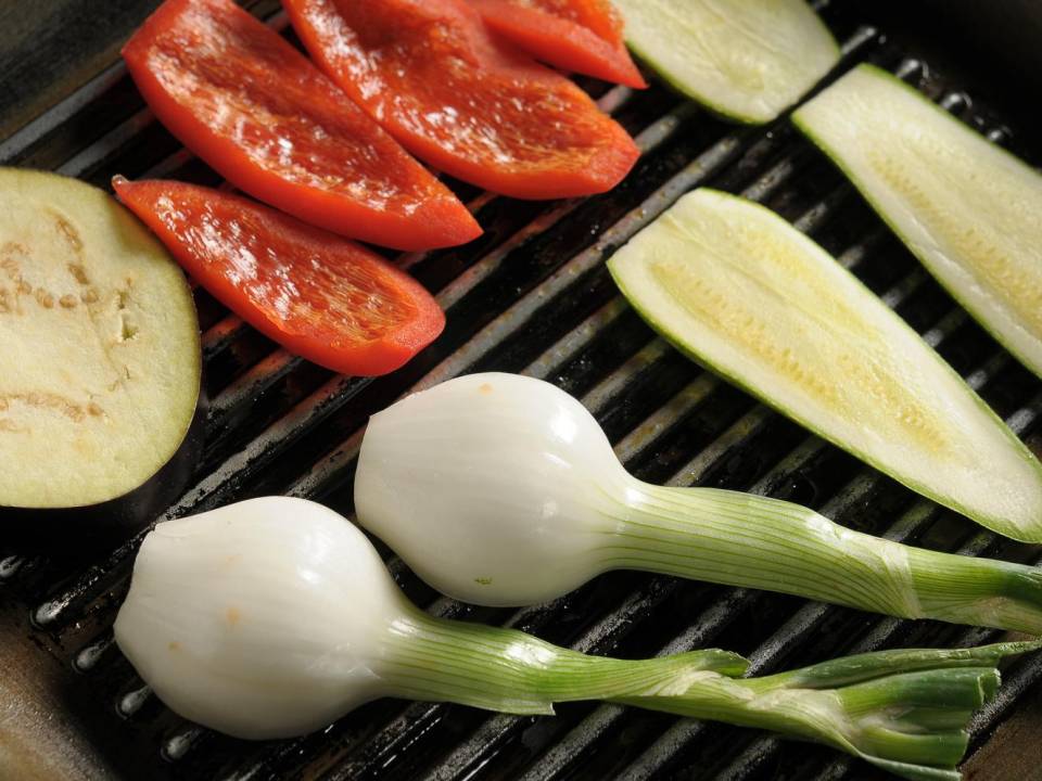 Los vegetales adquieren sabores sensacionales cuando se cocinan a fuego bajo en la parrilla.