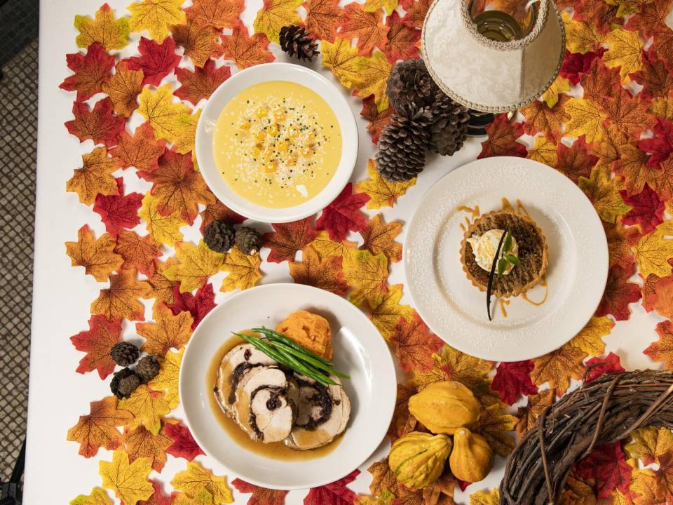 Pavo relleno, una dulce tarta de nuez pecana, una crema de calabaza y una ensalada de tomates complementan esta deliciosa opción para la cena de Acción de Gracias.