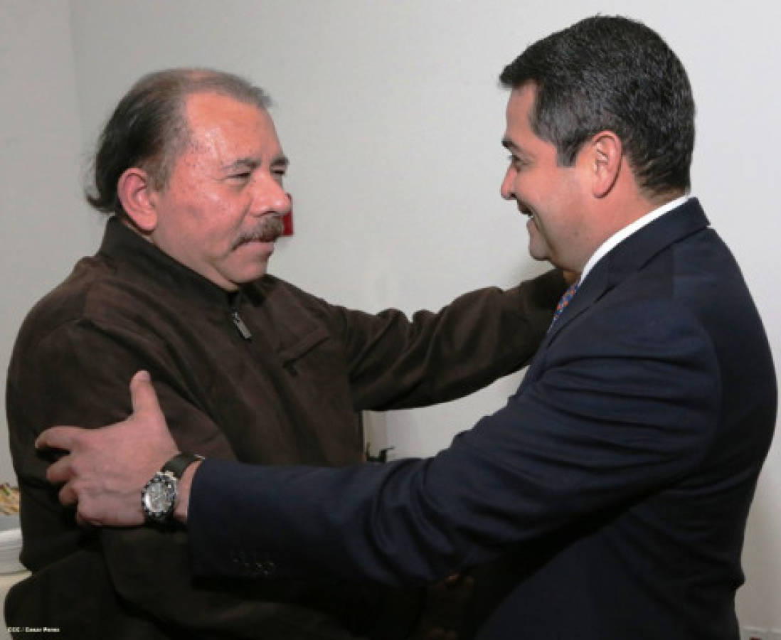 JOH y Daniel Ortega se funden en abrazos
