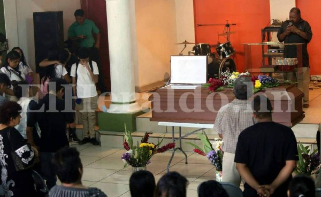 ¡El último adiós! Así fue el velorio de estudiante centralista asesinado en Comayagüela