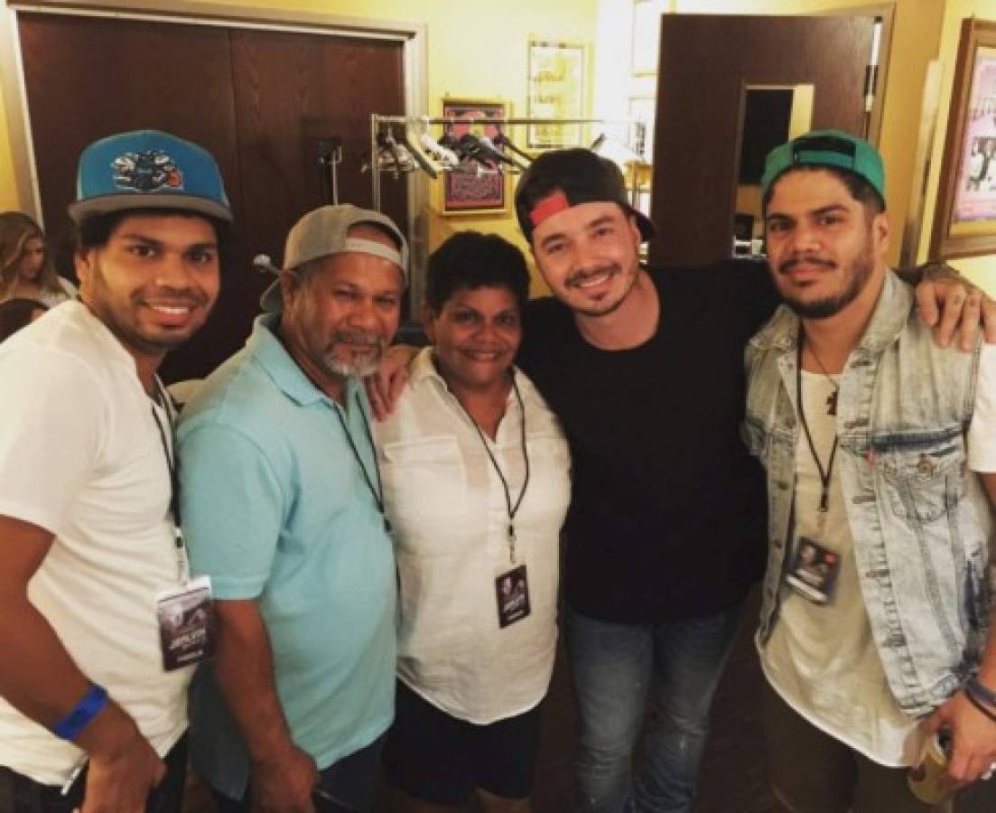 La familia de George Ponce en compañía del colombiano J Balvin.