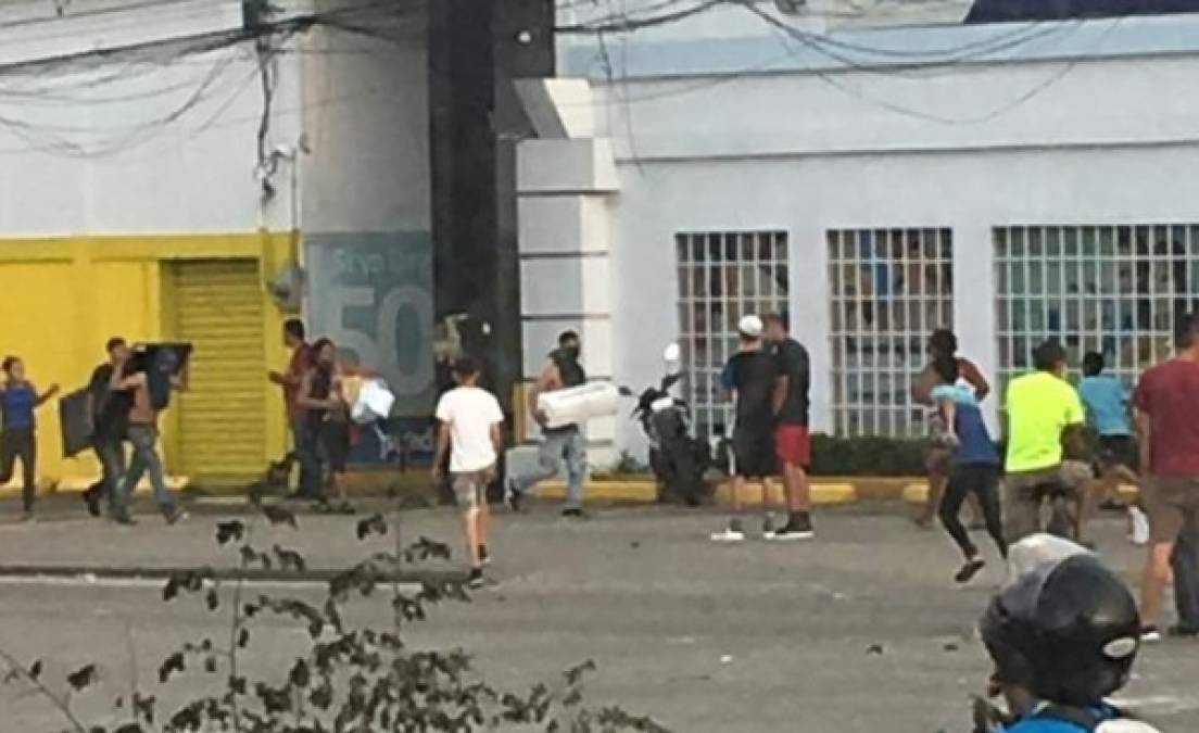 Robos, destrucción y detenidos, las imágenes de los saqueos en San Pedro Sula