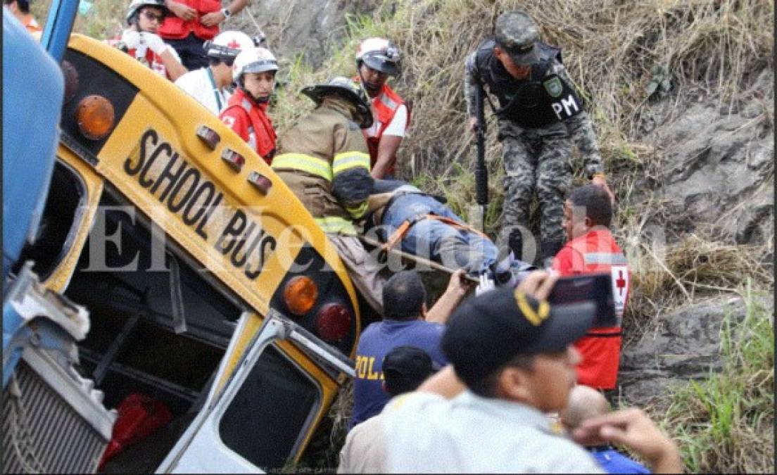 Las imágenes más estremecedoras del accidente de bus en salida al sur