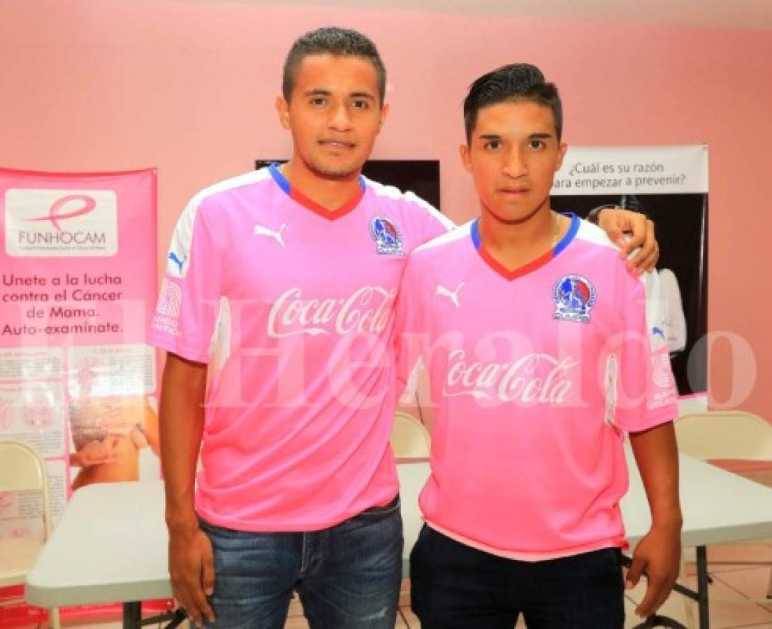 Olimpia presentó la camisa rosada en apoyo a la lucha contra el cáncer de mama