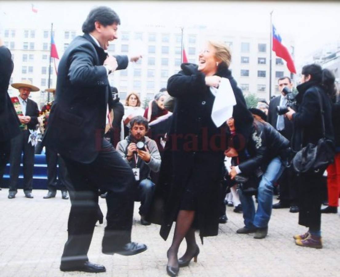 Garafulic en compañía de la expresidenta Michelle Bachelet bailando cueca, baile tradicional de Chile.
