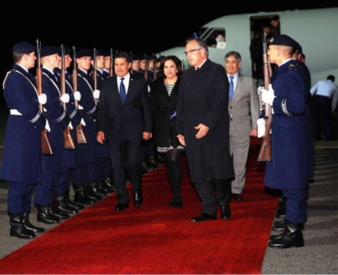 Presidente de Honduras llega a Alemania, invitado por Angela Merkel