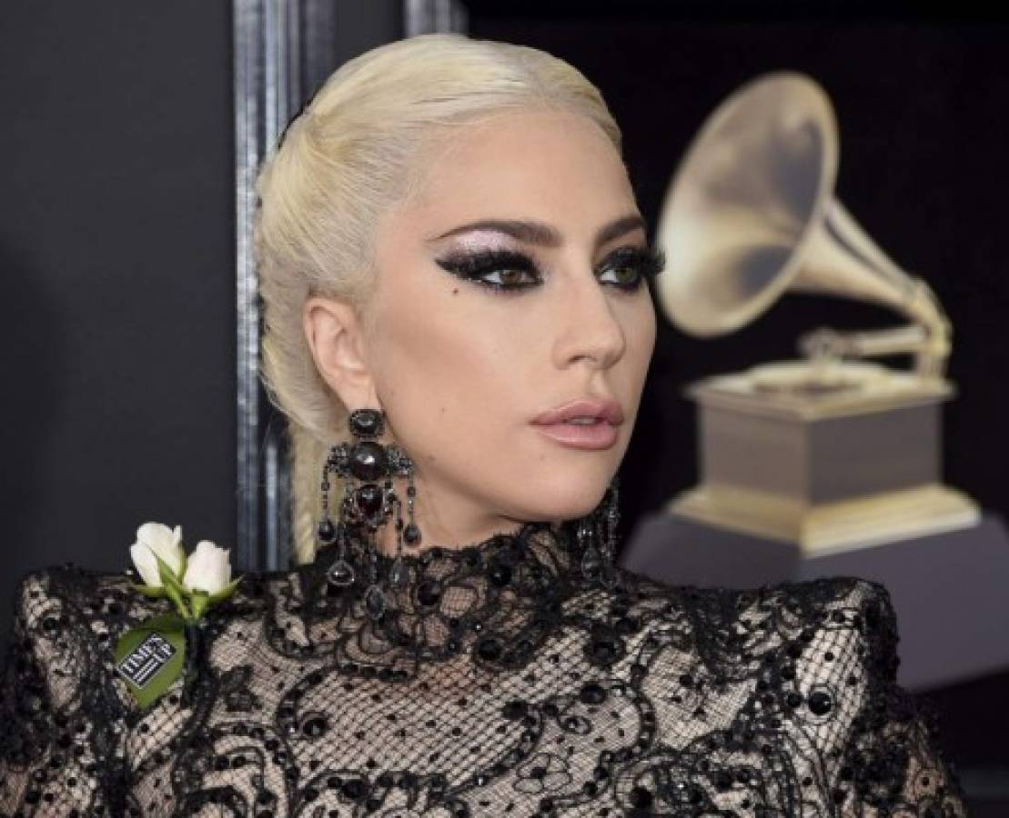 Lady Gaga deslumbra con largo y transparente vestido negro en los Grammy 2018