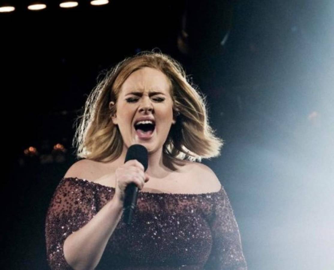 La cantante Adele festeja su cumpleaños 29 con canas y arrugas