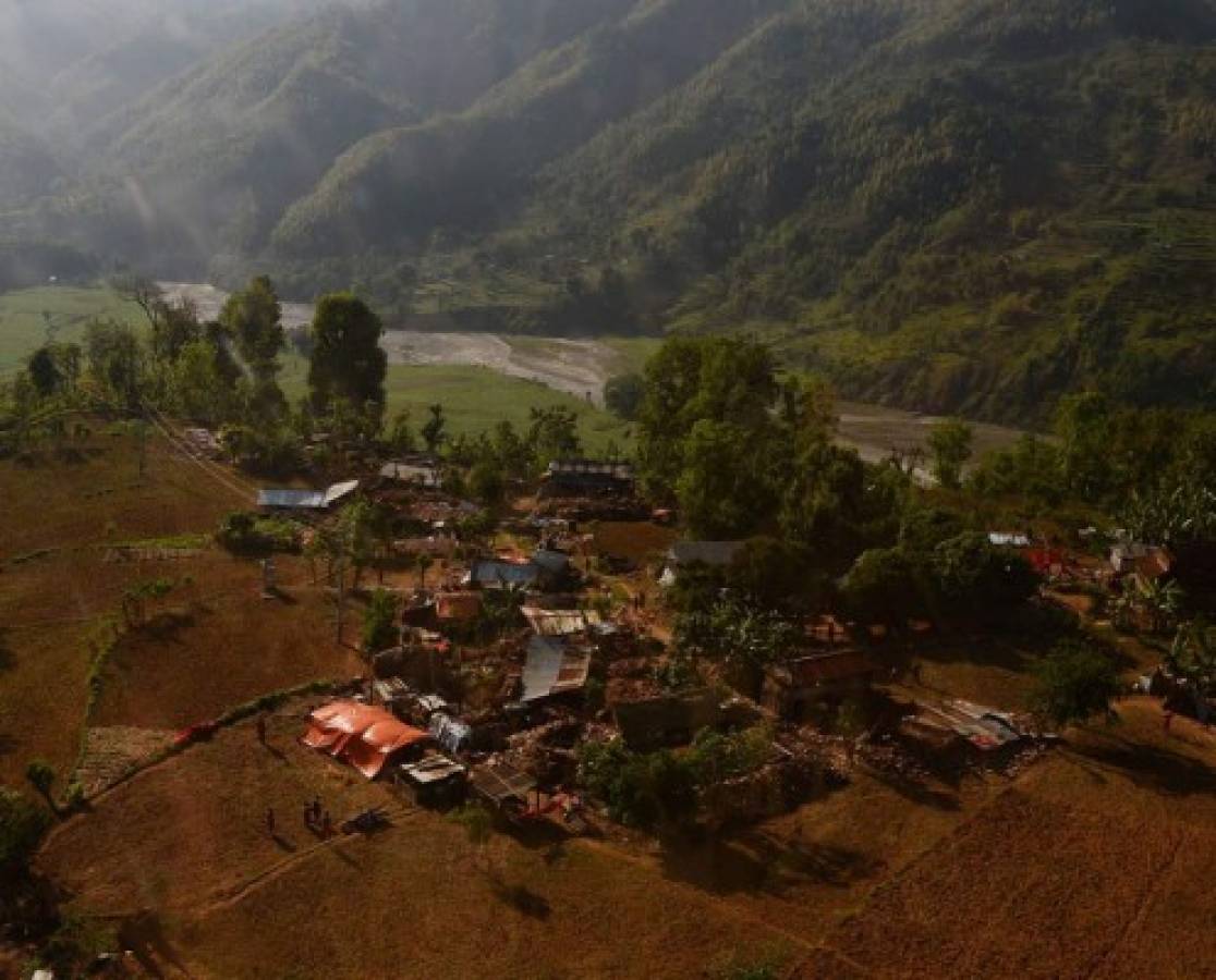 Anciano de 101 años sobrevivió una semana bajo escombros en Nepal