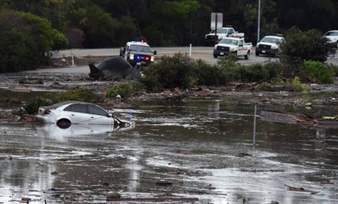 Escenas caóticas en California por inundaciones, deslaves y muerte