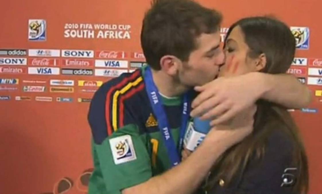 Fotos: Los besos más apasionados de los futbolistas y sus parejas