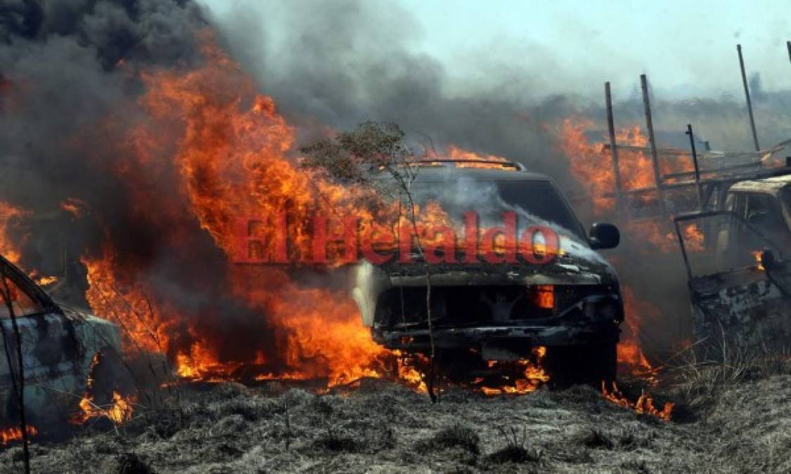 Las 15 fotos más impactantes del incendio que consumió al menos 400 vehículos en la DPI
