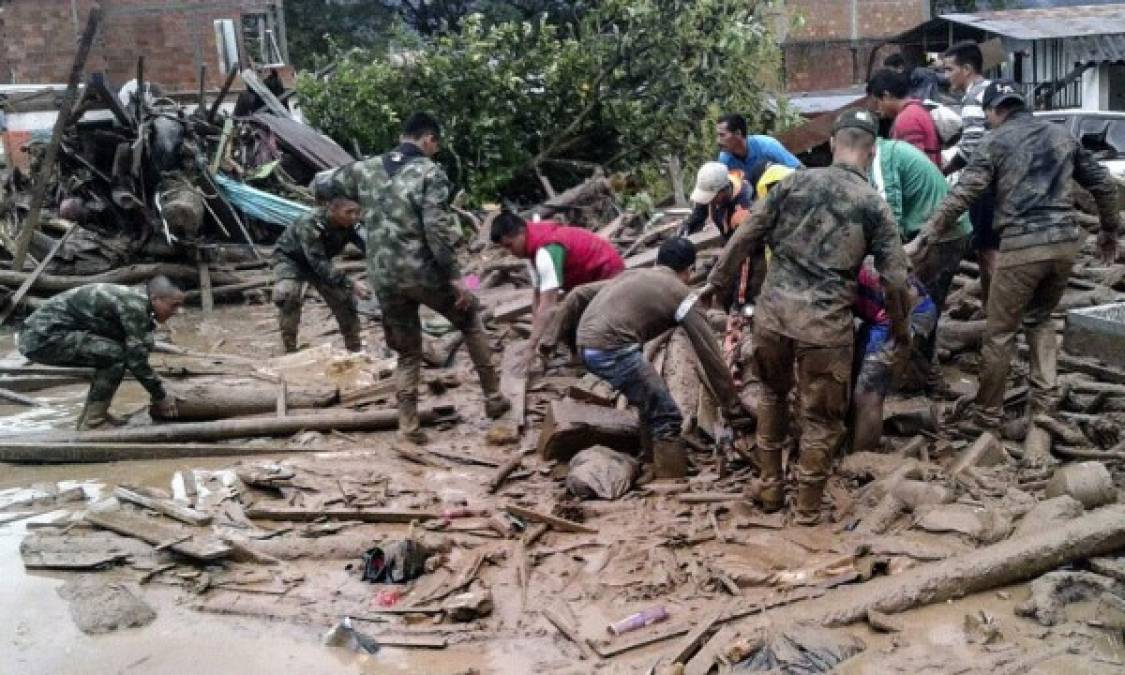 Desgarradoras imágenes de la avalancha que dejó más de 100 muertos en Colombia