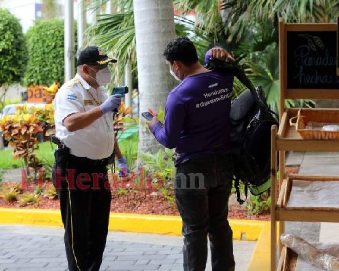 Los empleados son sometidos a revisiones de temperatura y los productos que serán entregados son desinfectados. Foto: David Romero/ EL HERALDO