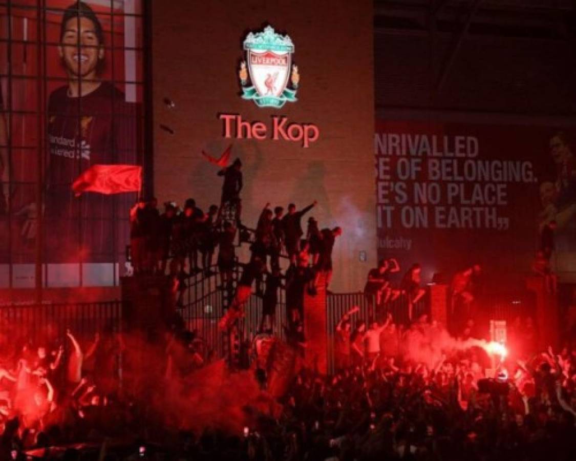 Aficionados del Liverpool se reúnen a celebrar en plena pandemia