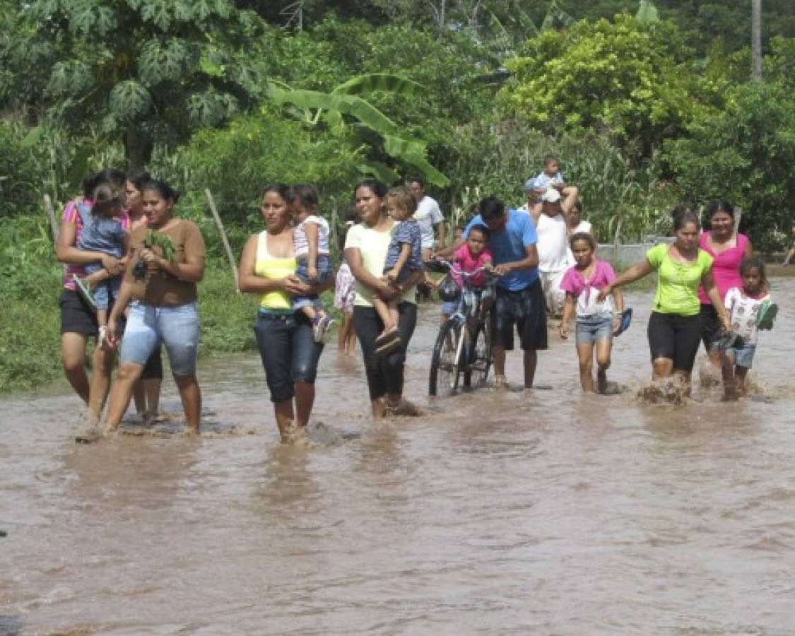 Familias de la zona sur afectadas por inundaciones reciben alimentos