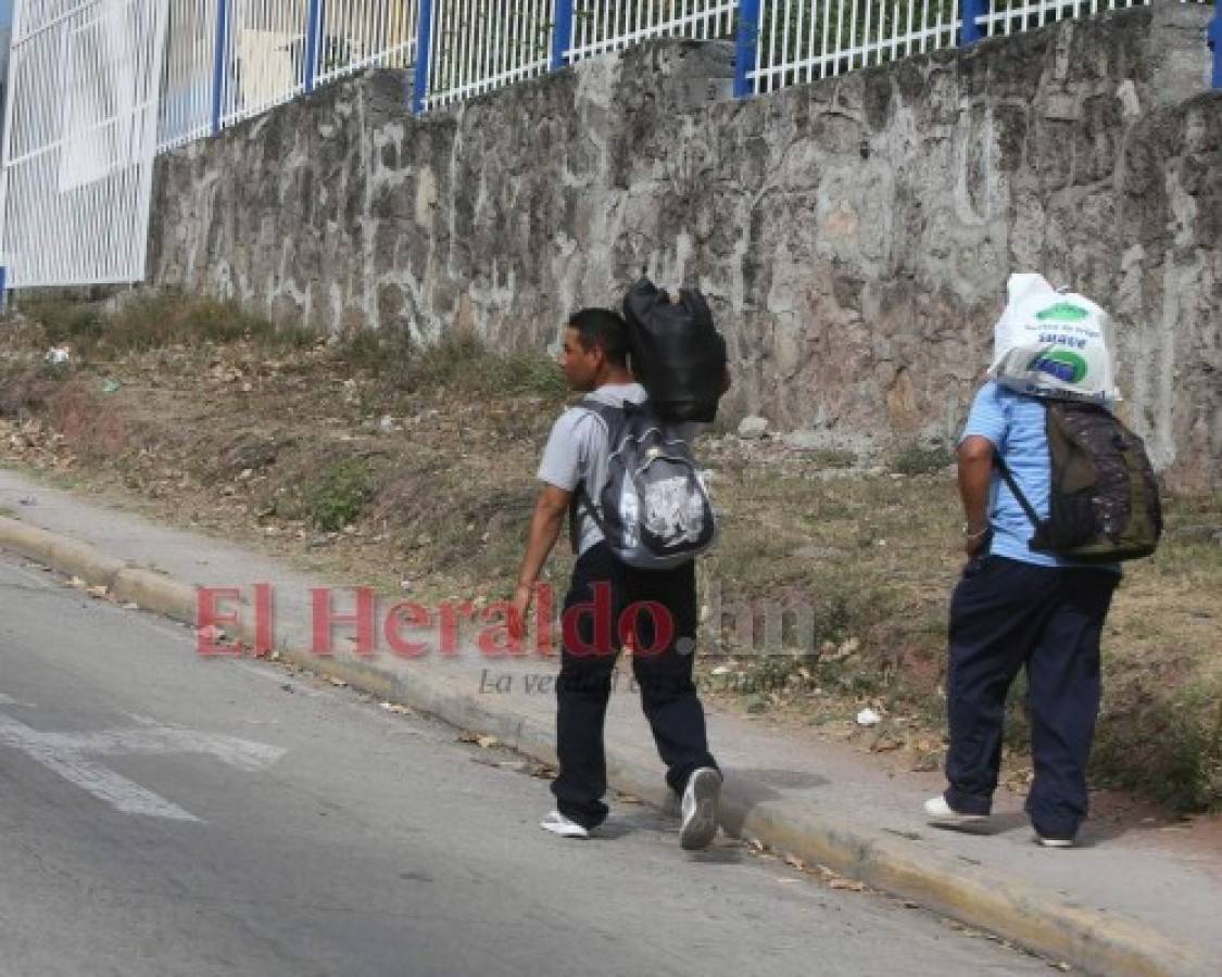 Dos personas transitan por una calle capitalina, sin las medidas de protección Dos personas transitan por una calle capitalina sin las medidas de protección mínimas. Foto: David Romero/ EL HERALDO