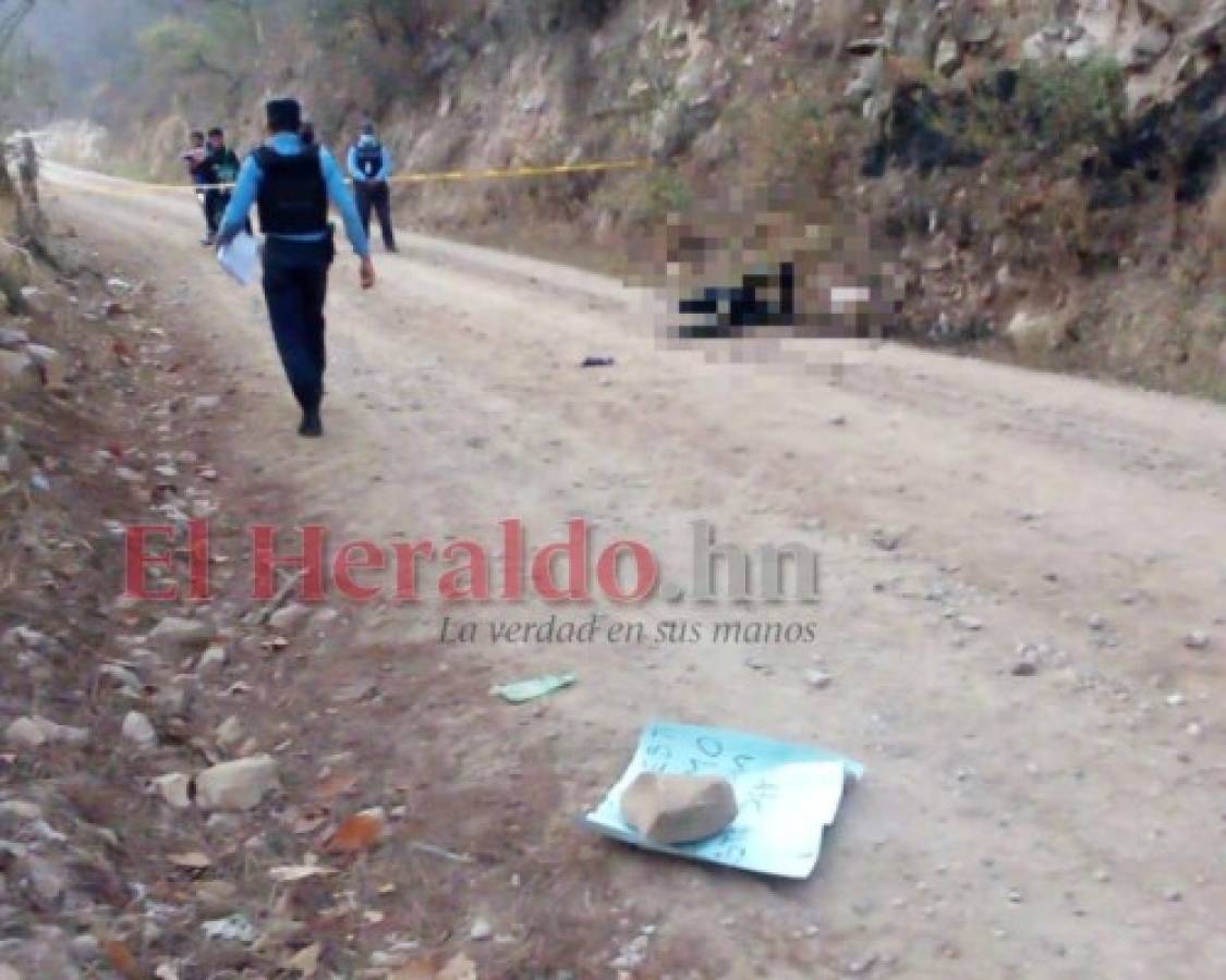 Quemado y con un rótulo dejan cadáver en una aldea de Tegucigalpa