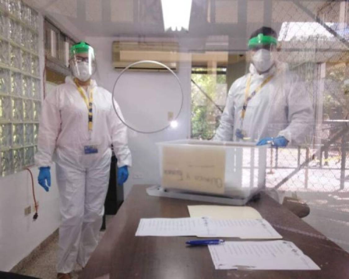 El personal de la universidad utilizó trajes de bioseguridad para cumplir con los parámetros durante la entrega de títulos. Foto: Cortesía