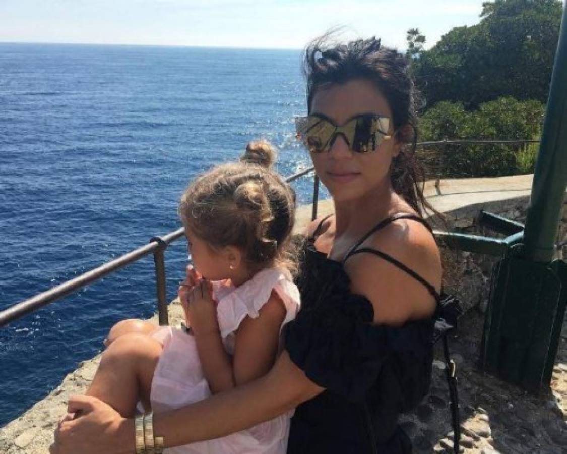 Kourtney Kardashian recibe duras críticas por dejar que su hija de 4 años use un piercing
