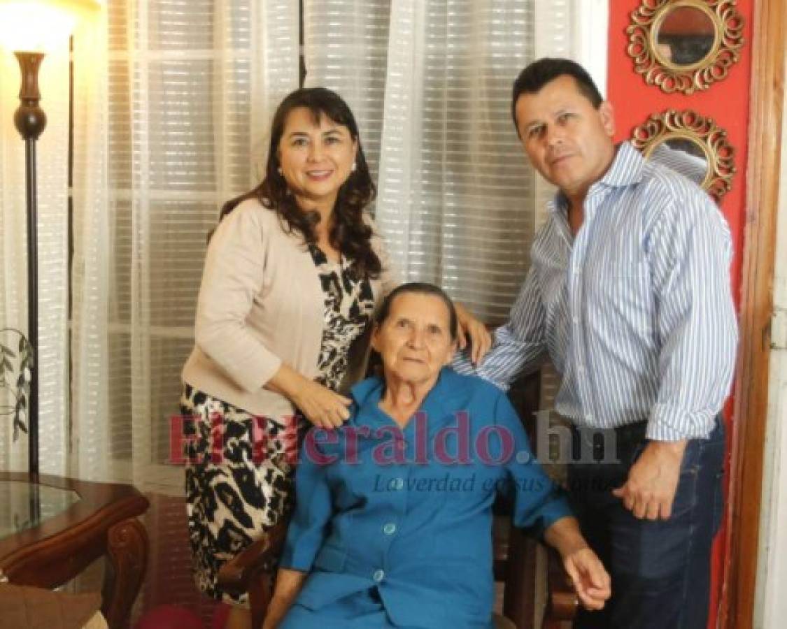 Junto a su hermana Jackie y a su madre Argentina. Foto: Alejandro Amador / EL HERALDO