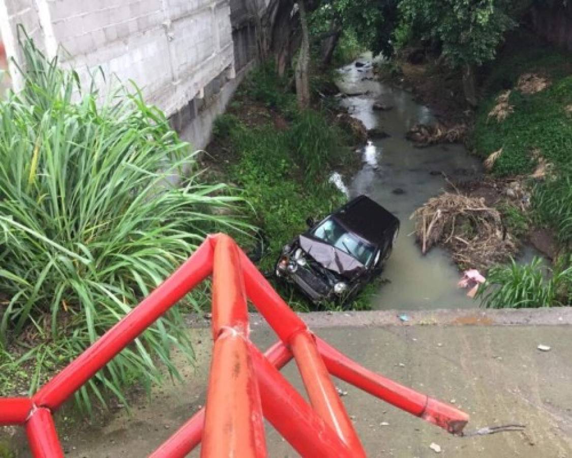 Conductora sale ilesa tras caer a un río en Siguatepeque, Comayagua