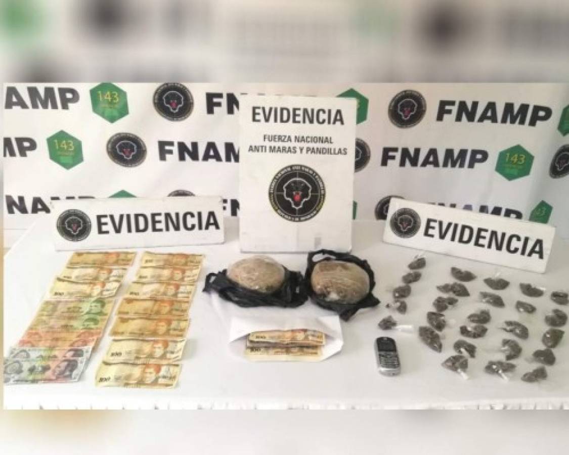 En la fotografía se aprecia el dinero, los paquetes y envoltorios de la supuesta droga y el teléfono celular que estaban en poder de los detenidos.