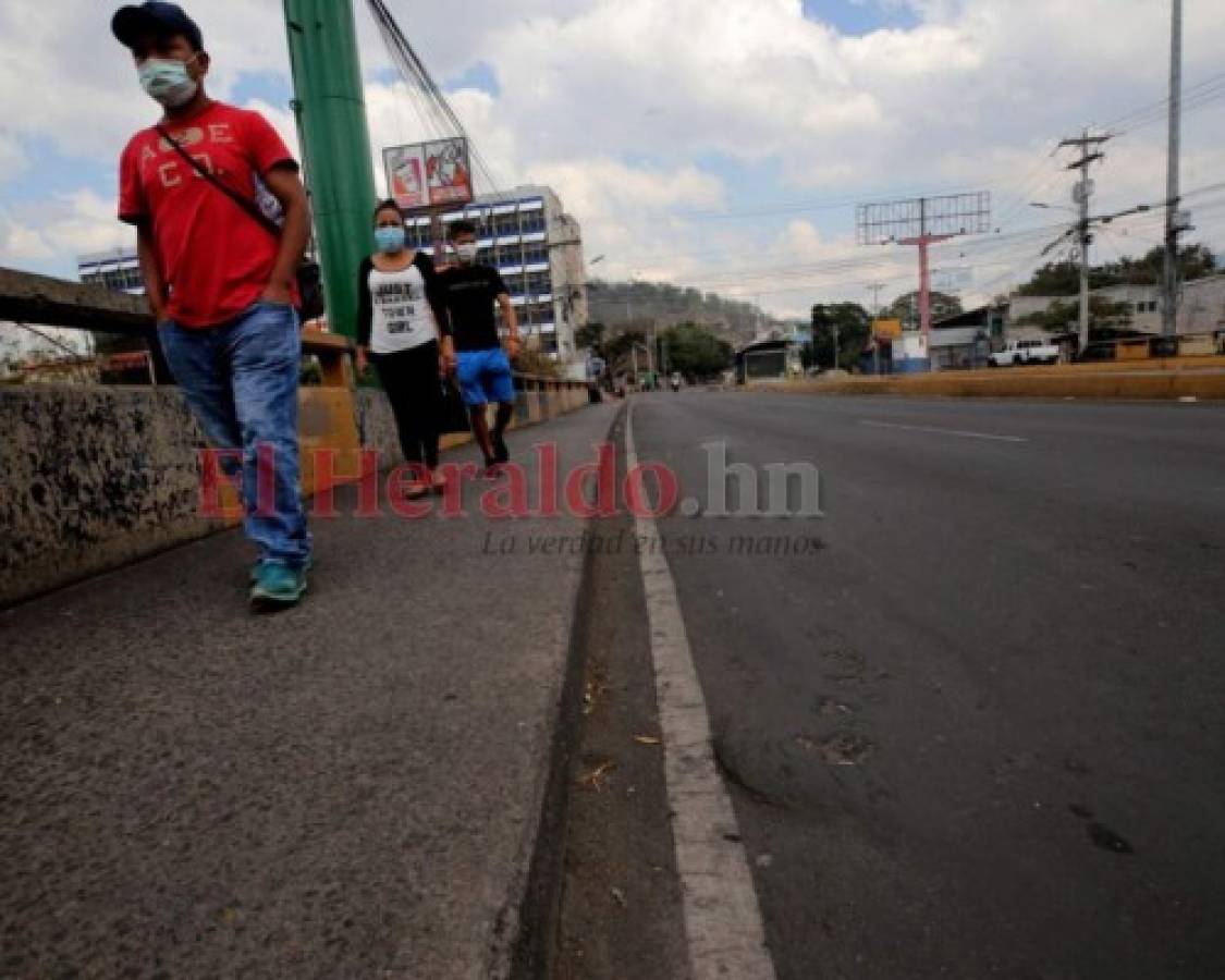 Adultos mayores desafían al coronavirus y se pasean por la capital