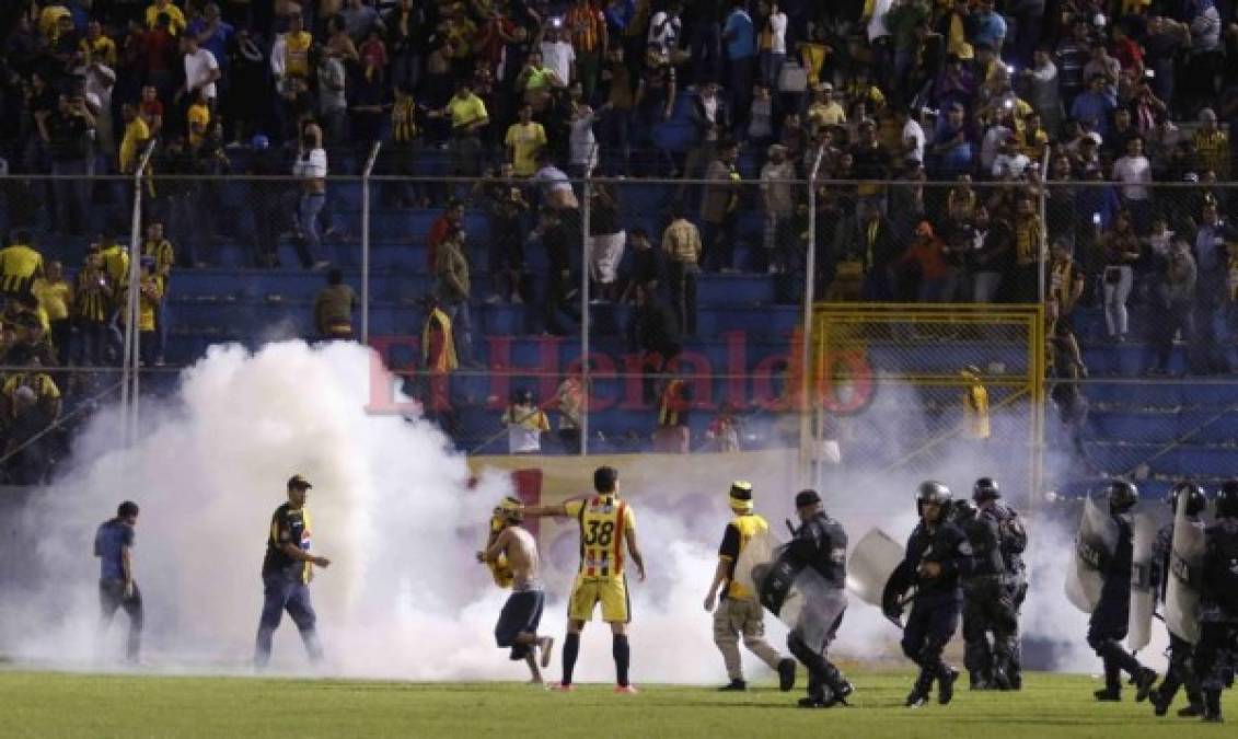 Las imágenes que no vio del ataque entre barras en la semifinal de fútbol hondureño