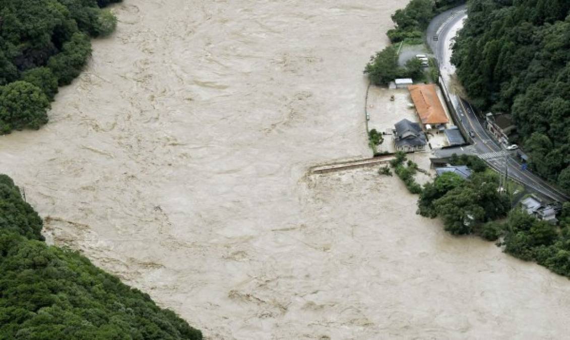 FOTOS: Muertos, desaparecidos y evacuaciones por inundaciones al sur de Japón