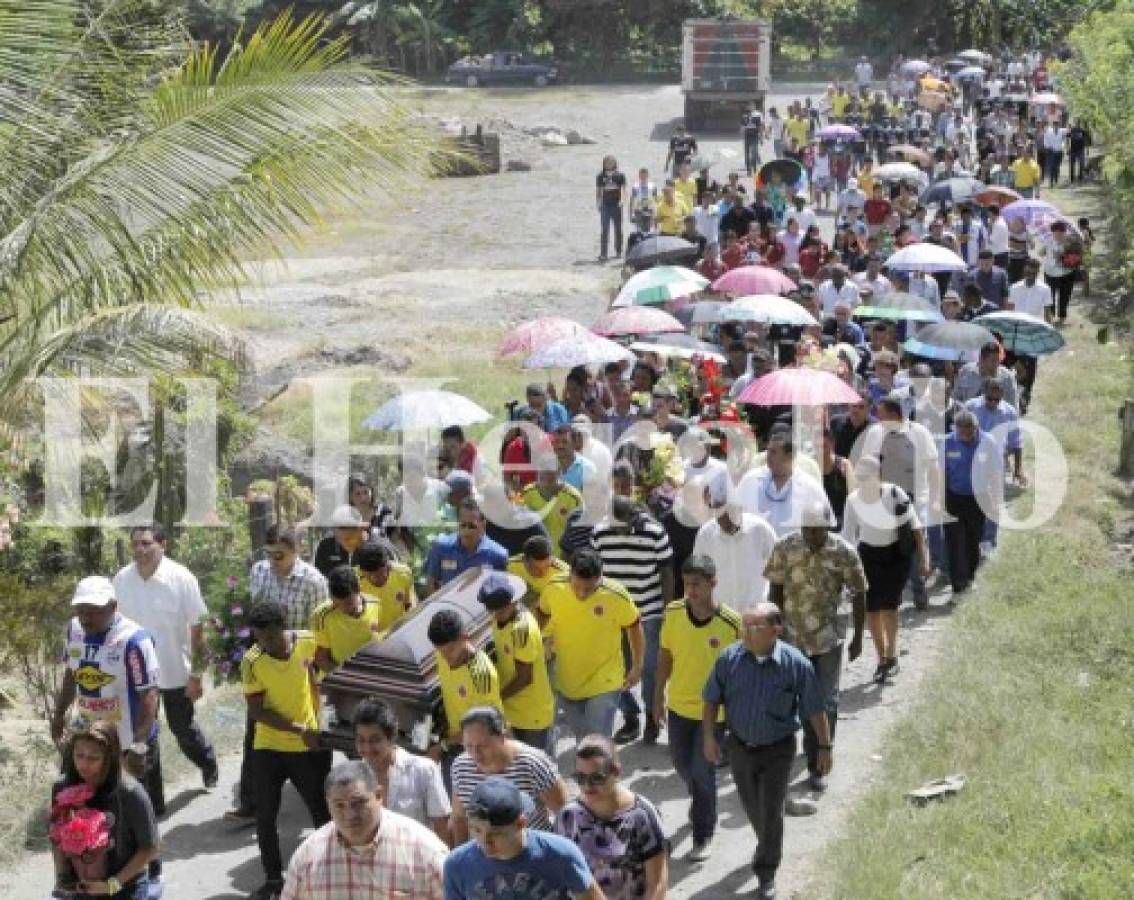 Con honores sepultan a Quique Reneau en su natal Jutiapa, Atlántida