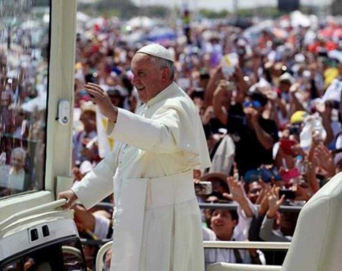 Un pequeño resbalón y otras anécdotas de la visita del Papa en Ecuador