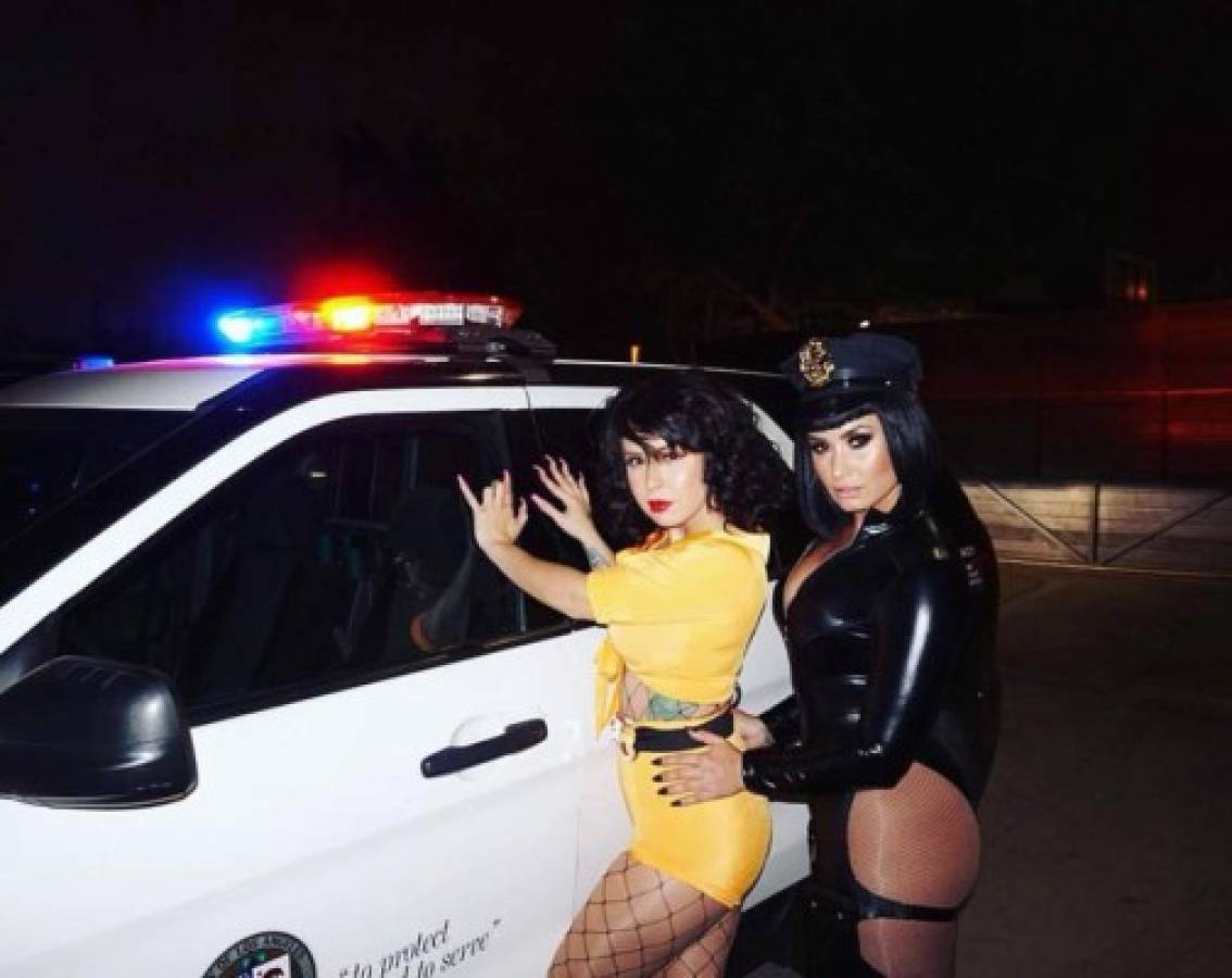 Demi Lovato mostró su retaguardia en sensual disfraz de policía