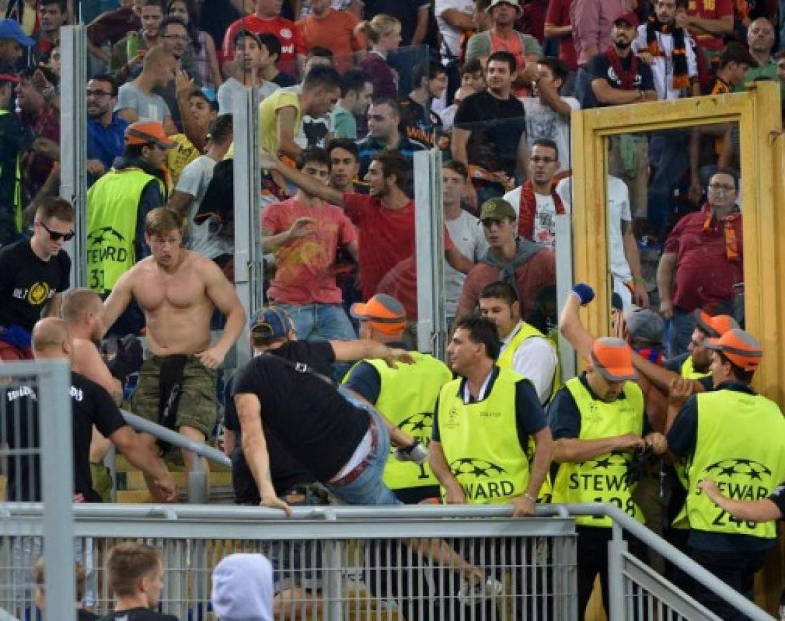 Un apuñalado dejan enfrentamientos entre hinchas de Roma y CSKA