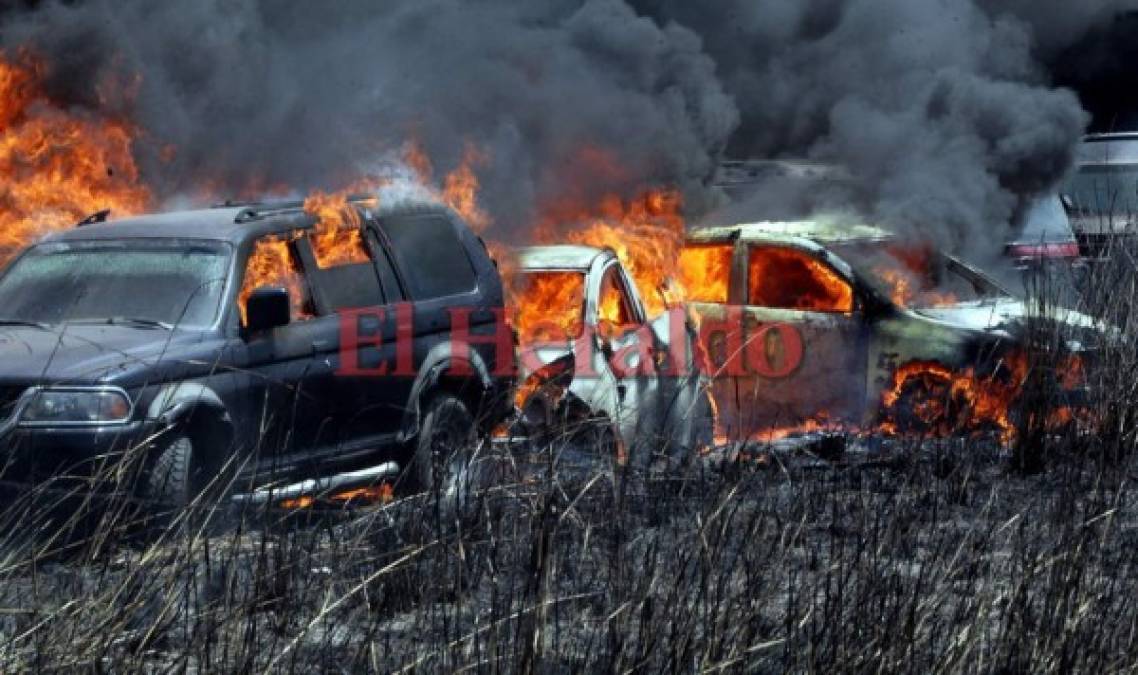 Las 15 fotos más impactantes del incendio que consumió al menos 400 vehículos en la DPI