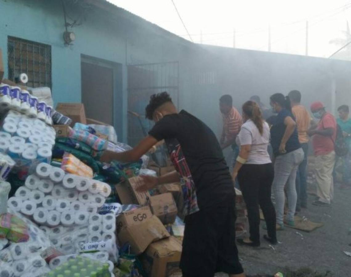 Incendio consume varias bodegas del barrio Medina de San Pedro Sula