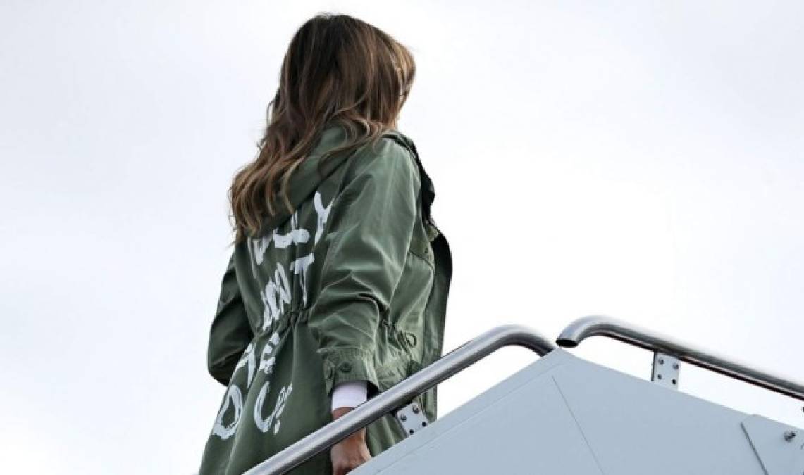 La polémica chaqueta de Melania Trump y el mensaje que revoluciona las redes