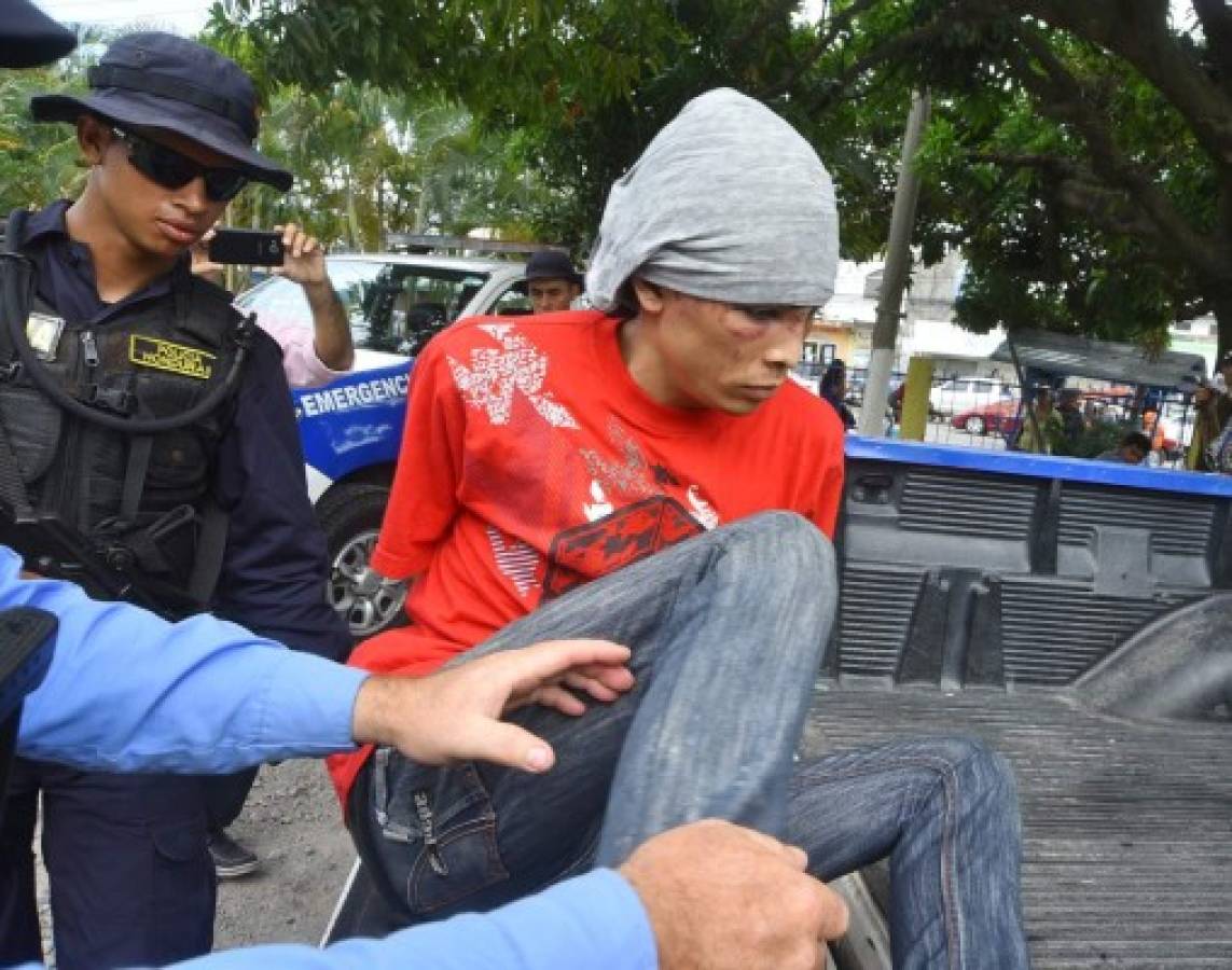 Tras subirlo a la parte trasera del pick-up, el detenido fue interrogado por varios periodistas, a quienes les negó su participación en el mediático crimen. Foto: Grupo OPSA.
