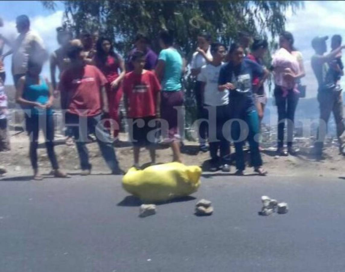 Dejan cuerpo encostalado en carretera salida a Olancho