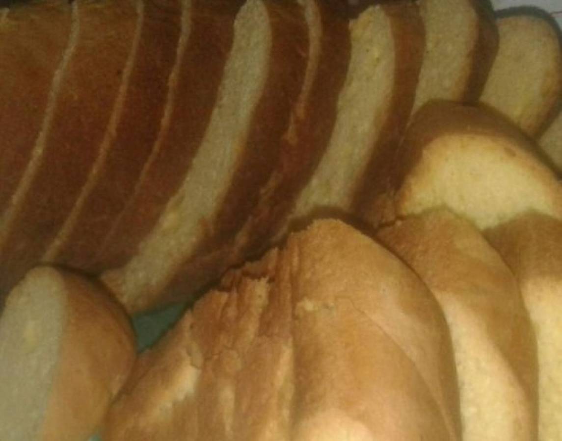 Corta las tortas de pan en rodajas de buen tamaño, que no sean ni muy gruesas ni muy delgadas para evitar que se rompan (Foto: El Heraldo Honduras/ Noticias de Honduras)