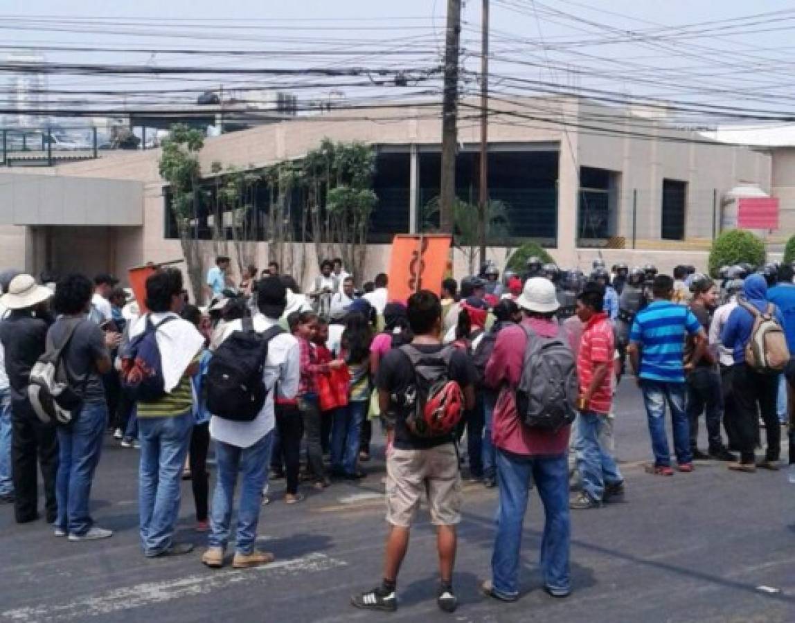 Segundo día de protestas del Copinh frente a casa de gobierno