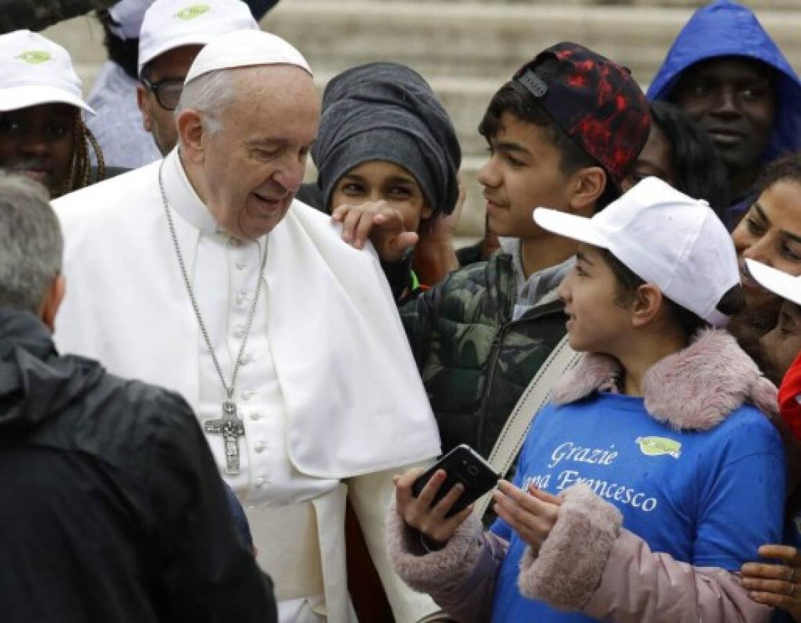 El papa subió a los menores, procedentes de Siria, Nigeria y Congo, al vehículo al comienzo de su audiencia general semanal y recorrió la Plaza de San Pedro con ellos en el asiento trasero. FOTO: AP