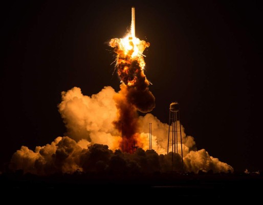 Cohete espacial explota al despegar en Virginia