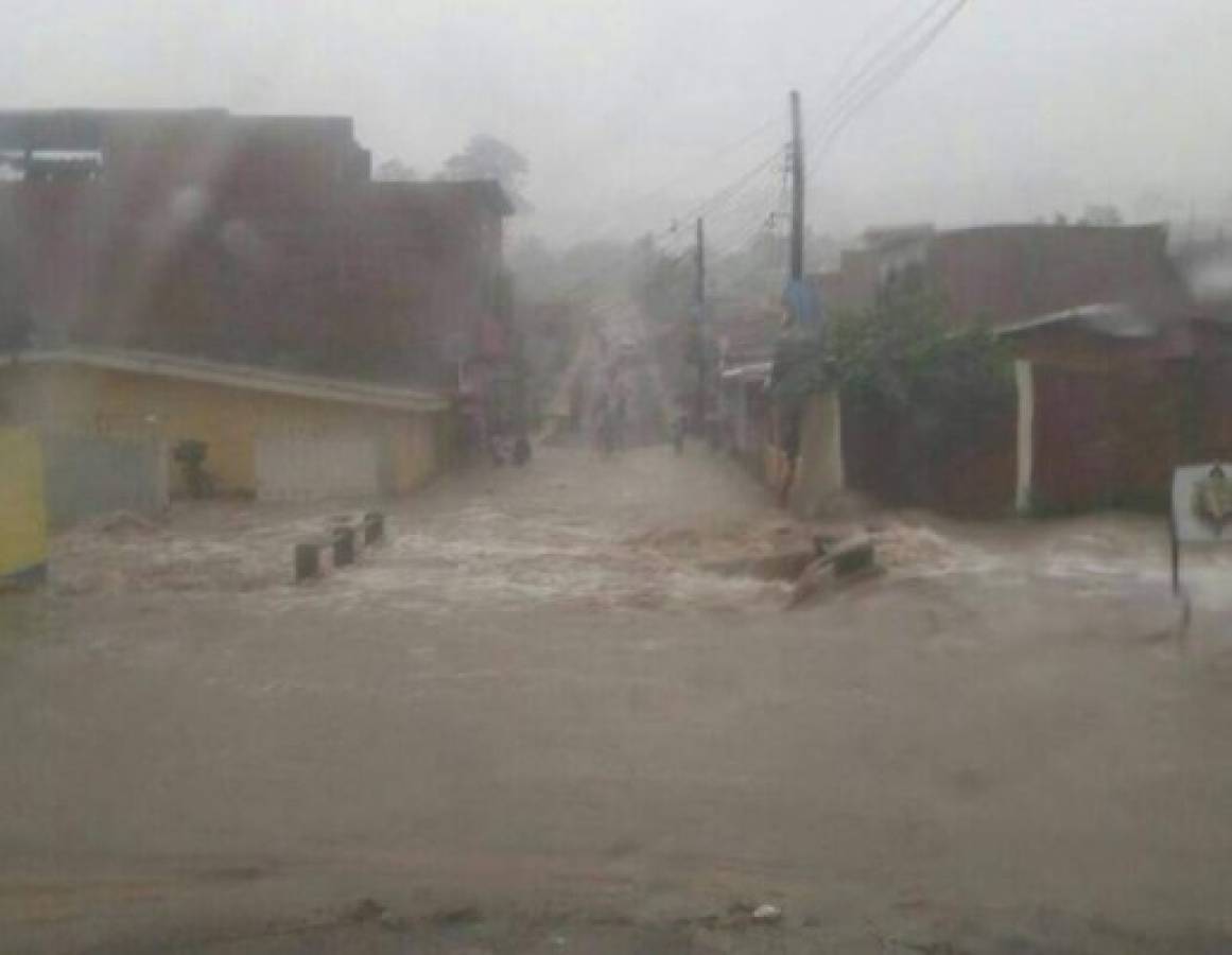 Tegucigalpa: Incomunicadas 50 familias por desborde de quebrada