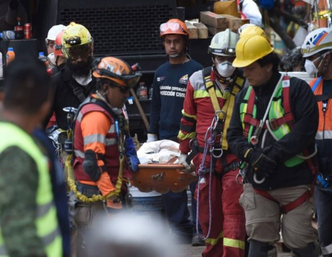 Familias a la expectativa de rescates tras el terremoto en México
